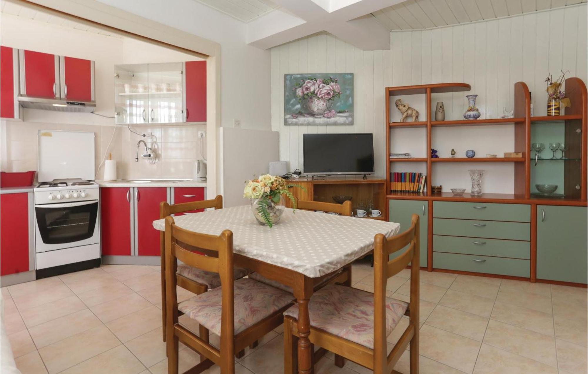 2 Bedroom Stunning Apartment In Kastel Kambelovac Kaštela Exterior foto